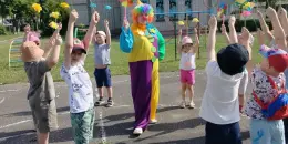 Лето нас встречает, в сказку приглашает